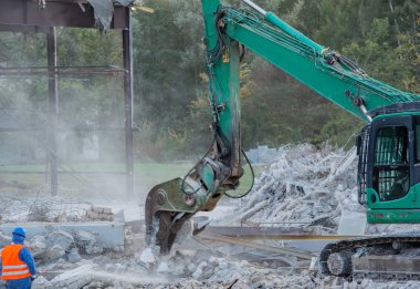 bir binanın tepesinden yıkım Ekskavatör akıntılar