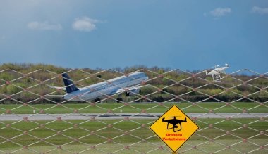 Hamburg Havaalanı'nda bir uçak başlangıcı bir dron tarafından rahatsız Fotomontaj