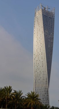 Cayan Tower Dubai Dubai Marina'daki gökdelendir