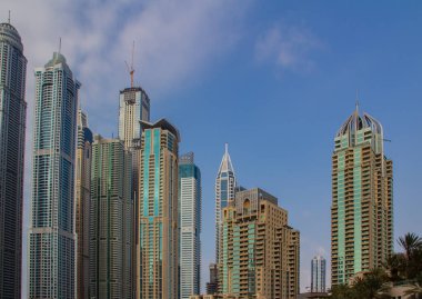 Cayan Kulesi ve sonsuzluk Kulesi manzarası olan bir gökdelen içinde Dubai Dubai Marina
