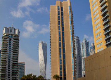 Cayan Kulesi ve sonsuzluk Kulesi manzarası olan bir gökdelen içinde Dubai Dubai Marina