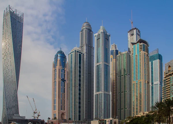 Cayan Tower Infinity Tower Skyline Rascacielos Situado Puerto Deportivo Dubái —  Fotos de Stock