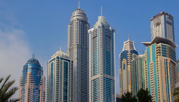 Cayan Tower 和无限塔天际线是迪拜码头上的一座摩天大楼 — 图库照片
