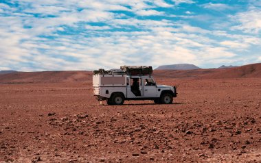 4 x 4 off-road aracı taş çölde üzerinden etkin Ulusal Park'ta Namibya, Güney Afrika