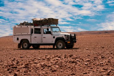4 x 4 off-road aracı taş çölde üzerinden etkin Ulusal Park'ta Namibya, Güney Afrika