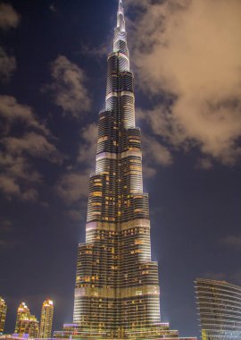 Uluslararası Dubai Kongre ve Sergi Sarayı gökdelen gece Dubai'de merkezi