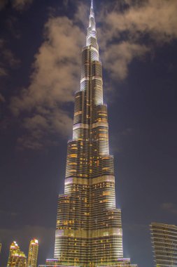 Uluslararası Dubai Kongre ve Sergi Sarayı gökdelen gece Dubai'de merkezi