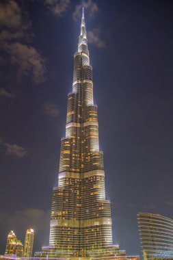 Uluslararası Dubai Kongre ve Sergi Sarayı gökdelen gece Dubai'de merkezi