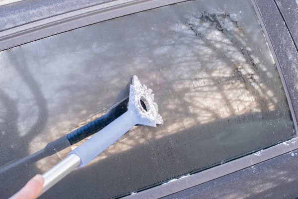 冬の始まりに冷凍車の窓 — ストック写真