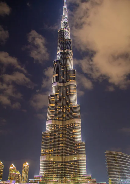迪拜市中心的哈利法塔夜间摩天大楼 — 图库照片