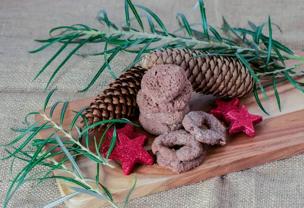 Kerstkoekjes Gebakken Gedecoreerd Een Houten Bord — Stockfoto