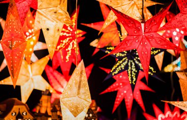 Noel Noel durak bir Noel Pazar üzerinde yıldız lamba