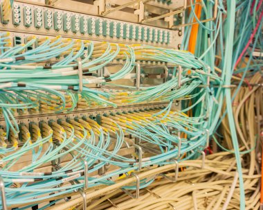 Ağ anahtarı ve bir veri merkezi içinde ağ tel kablo