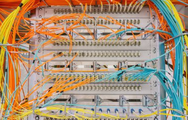 Ağ anahtarı ve bir veri merkezi içinde ağ tel kablo