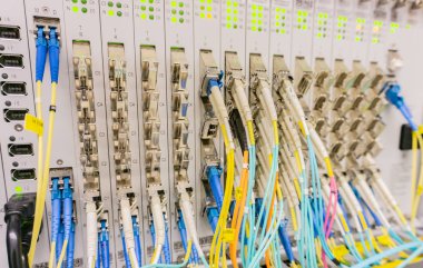 Ağ anahtarı ve bir veri merkezi içinde ağ tel kablo