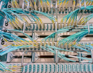 Ağ anahtarı ve bir veri merkezi içinde ağ tel kablo