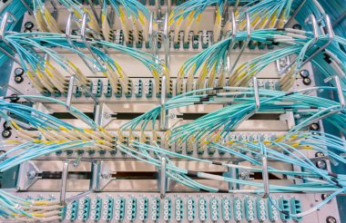 Ağ anahtarı ve bir veri merkezi içinde ağ tel kablo