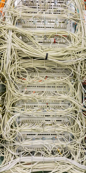 네트워크 스위치와 데이터 센터에서 네트워크 케이블 — 스톡 사진