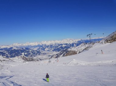 Kaprun Kayak alanında Avusturya Alplerinde karla kaplı dağ manzarası