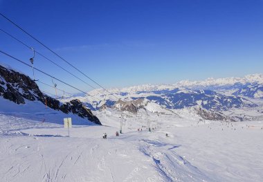 Kaprun Kayak alanında Avusturya Alplerinde karla kaplı dağ manzarası