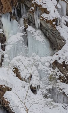 Buz sarkıtları Kaprun Kayak alanında bir şelale den