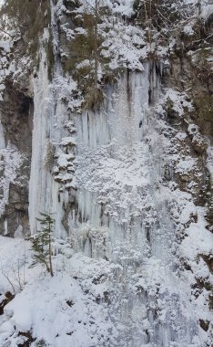 Buz sarkıtları Kaprun Kayak alanında bir şelale den