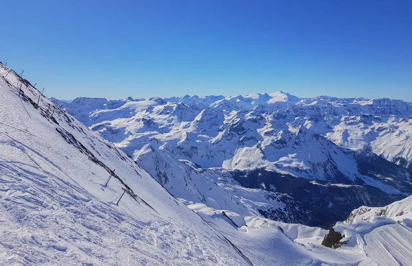 奥地利阿尔卑斯山卡普伦滑雪区被白雪覆盖的山脉景观 — 图库照片