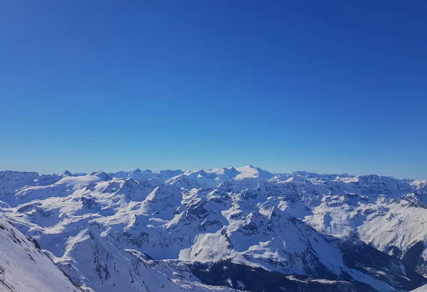 奥地利阿尔卑斯山卡普伦滑雪区被白雪覆盖的山脉景观 — 图库照片