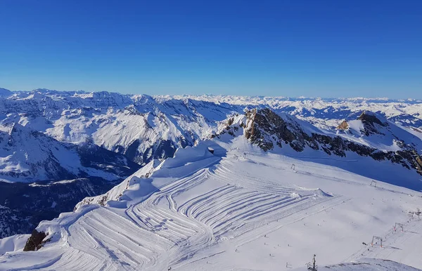 奥地利阿尔卑斯山卡普伦滑雪区被白雪覆盖的山脉景观 — 图库照片