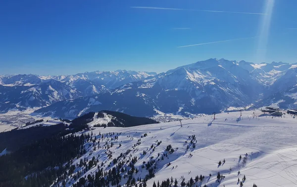 奥地利阿尔卑斯山卡普伦滑雪区被白雪覆盖的山脉景观 — 图库照片