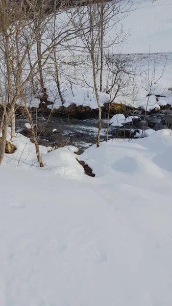 Fiume Che Scorre Paesaggio Innevato — Foto Stock