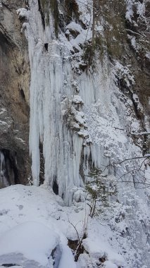 Buz sarkıtları Kaprun Kayak alanında bir şelale den