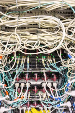 Ağ anahtarı ve bir veri merkezi içinde ağ tel kablo