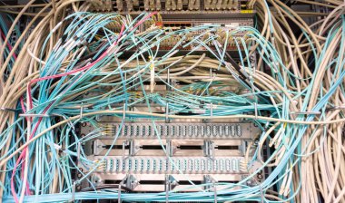 Ağ anahtarı ve bir veri merkezi içinde ağ tel kablo