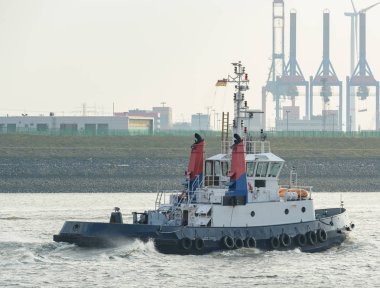 Liman römorkör giderken o yedekte için bir konteyner gemisi