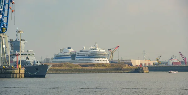 军舰和游轮位于汉堡港集装箱码头 Burchardkai — 图库照片