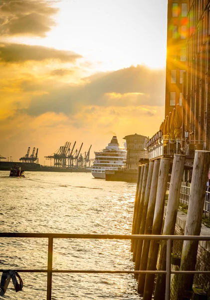 Výletní Loď Kotli Letním Terminálu Hamburg — Stock fotografie