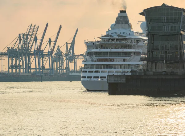 Výletní Loď Kotli Letním Terminálu Hamburg — Stock fotografie
