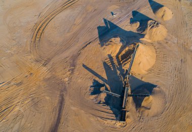 Bir drone uçuş sırasında bir çakıl çukurunda çakıl taş ocağı