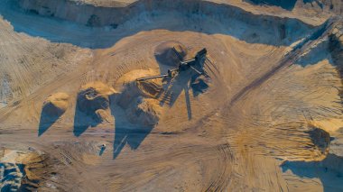 Bir drone uçuş sırasında bir çakıl çukurunda çakıl taş ocağı