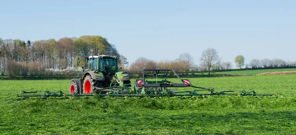 Zemědělský Traktor Vrací Trávu Hay — Stock fotografie