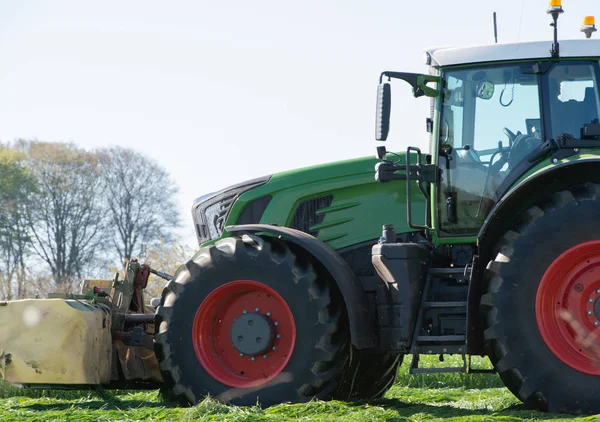 Mezőgazdasági Traktor Mows Szénagyűjtés — Stock Fotó
