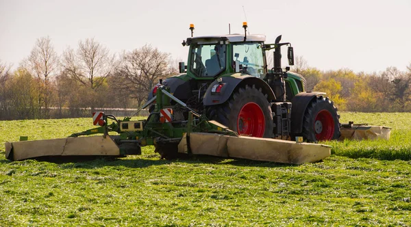 Traktor Pertanian Memotong Rumput Untuk Pembuatan Jerami — Stok Foto
