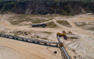 Bir drone uçuş sırasında bir çakıl çukurunda çakıl taş ocağı