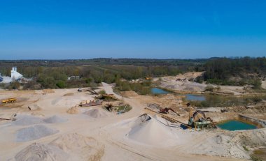 Bir drone uçuş sırasında bir çakıl çukurunda çakıl taş ocağı