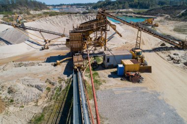 Bir drone uçuş sırasında bir çakıl çukurunda çakıl taş ocağı