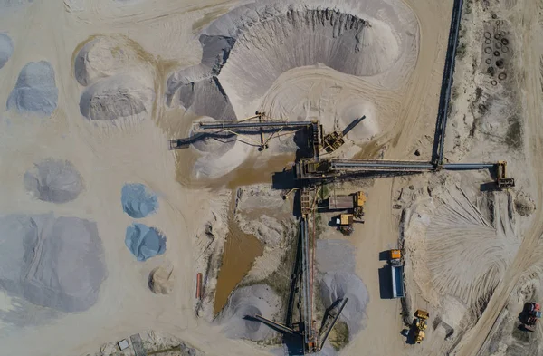 在无人机飞行期间在砾石坑中采石 — 图库照片