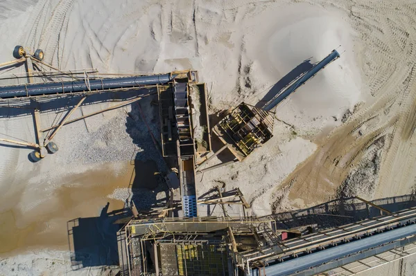ドローン飛行中の砂利ピットでの砂利採石 — ストック写真