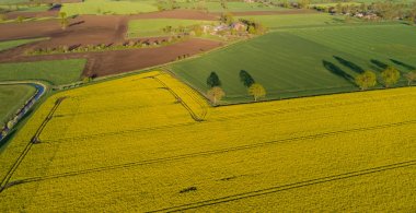 İnsansız hava araçları bir tecavüz alanının üzerinde uçuyor.