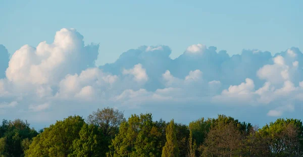 Große Regenwolken Sammeln Sich Himmel — Stockfoto